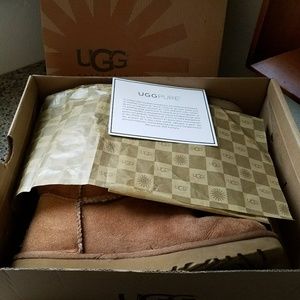 Ugg Boots Size 7 - Mini Bailey Button
